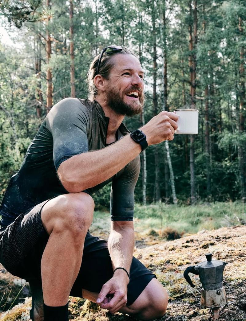Christian med kaffe i skogen